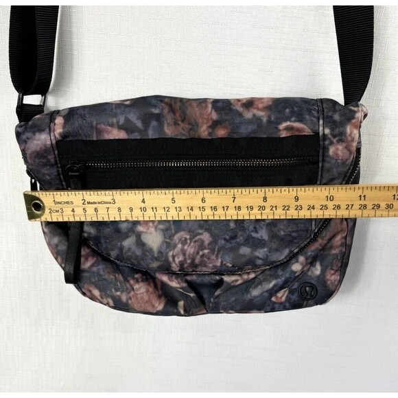 Lululemon Festival Crossbody Bag II 5L Frosted Rose Multi Black Full Zip - Picture 12 of 14